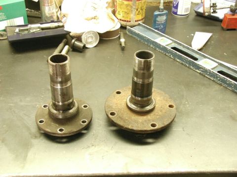 1985 Ford Bronco - TTB spindle on the left, solid spindle on the right.
