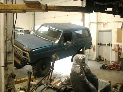 1985 Ford Bronco - No rubbing in the front.