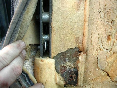 1985 Ford Bronco - Close up of how the cable attaches