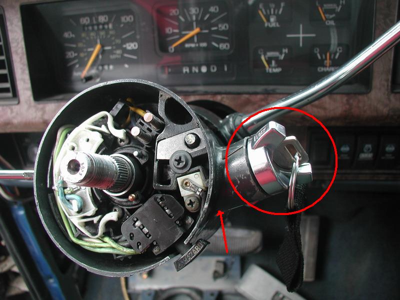 Turn the ignition cylinder to "on", press in the retaining pin and pull out the cylinder.
