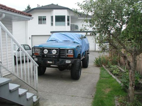 1985 Ford Bronco - Sold the doors and a few dash pieces, so Blue finally hit the "ghetto" stage.