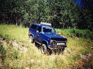 1985 Ford Bronco - Had to turn around here, and tried to back up this (little) hill. No go!