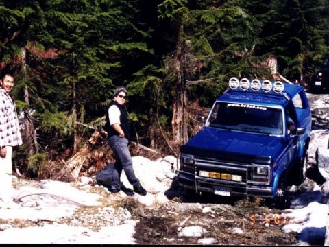 1985 Ford Bronco - Ed and Chris watch me (or the camera) as I go through the cross-ditch.