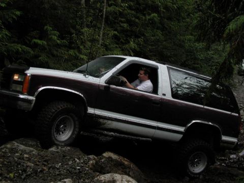 1985 Ford Bronco - This part is tricky as you have to go straight at the trees then turn hard left.
