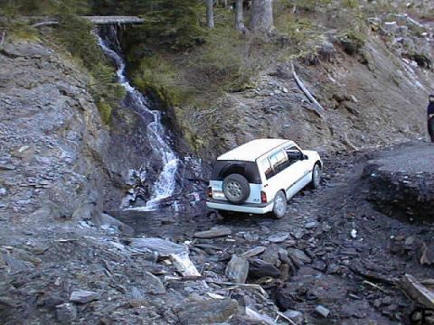 1985 Ford Bronco - Chris F crossing the creek.