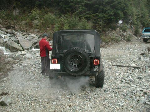 1985 Ford Bronco - Ed cleaning the muck of his window.