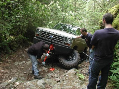1985 Ford Bronco - Doug had the whole left knuckles come off.