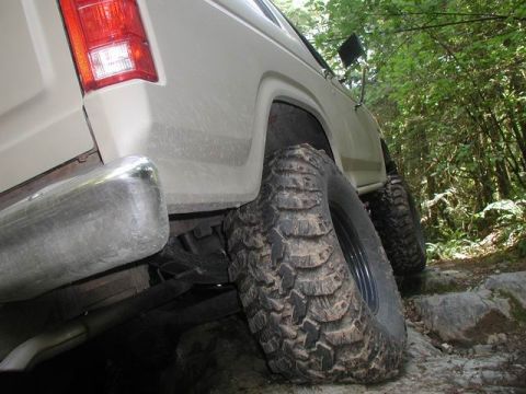 1985 Ford Bronco - Nice new rubber.