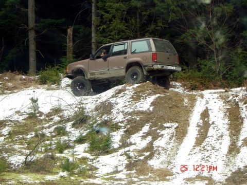 1985 Ford Bronco - Playing at the top of the sand/gravel pit.