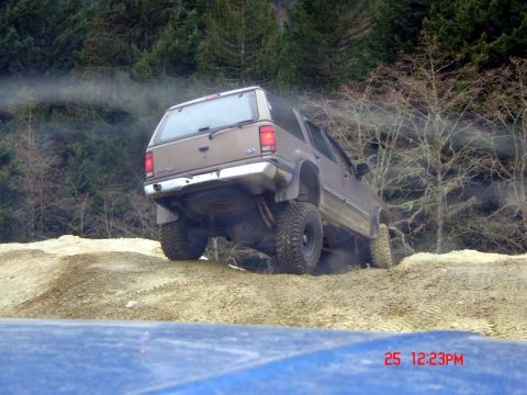 1985 Ford Bronco - Leaving the sand/gravel pit.