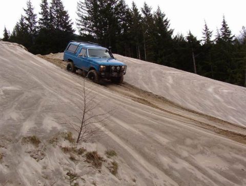 1985 Ford Bronco - Leaving the sand/gravel pit.