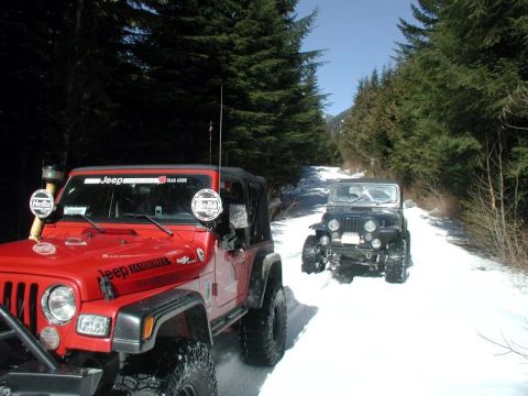 1985 Ford Bronco - Ian and Yasu waiting patiently.