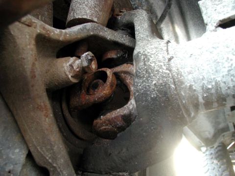1985 Ford Bronco - The right axle joint tossed a cap.