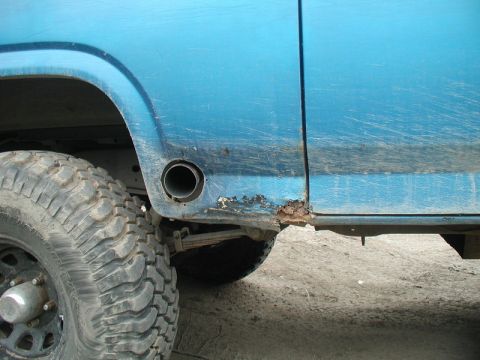 1985 Ford Bronco - Tagged the right rocker behind the door.