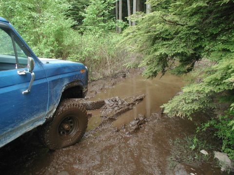 1985 Ford Bronco - Another side chute off the power-line trail (picture was taken after Doug pulled me out). I went in slowly, making it about 10'. When I tri…