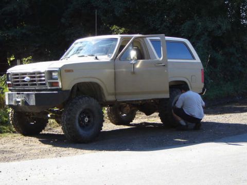 1985 Ford Bronco - Airing down at the beginning of Norrish Creek.