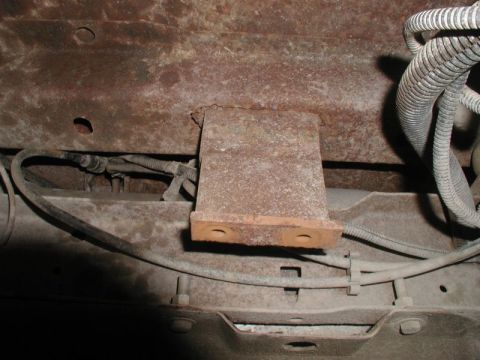 1985 Ford Bronco - Indir broke his right front shock mount.
