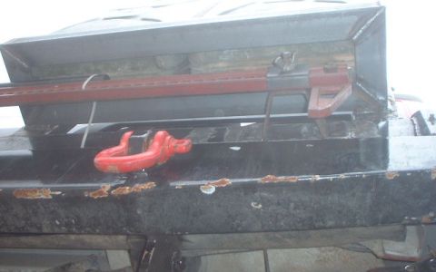 1995 Ford Bronco - view from the bottom. the cans are pretty well protected if i land hard on something..