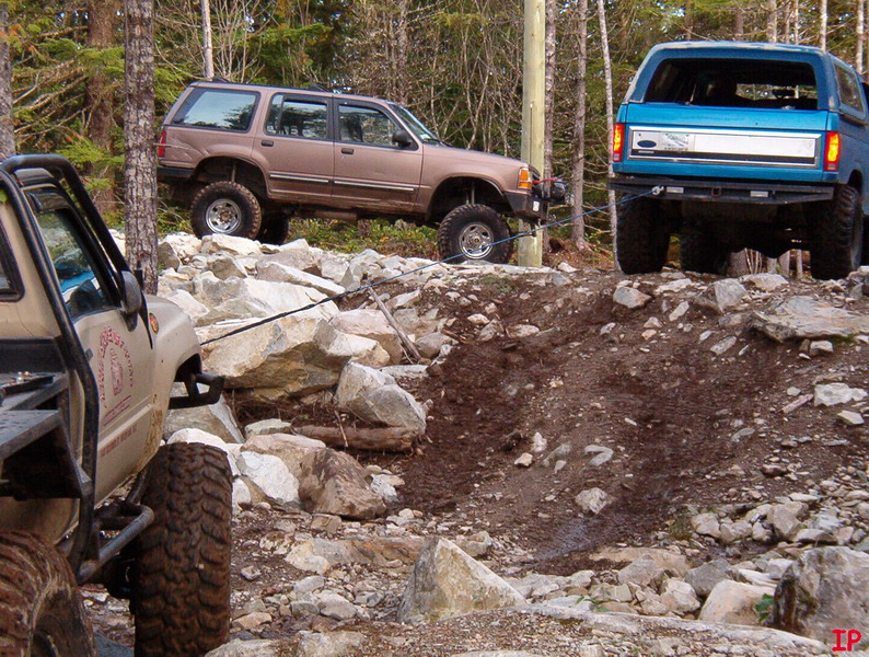 Wil and Doug pulled the axle shafts, ragged and taped them off, then Wil winch up the last little bit. Wil got to enjoy the drive home with his Detroit equipped front axle. Oh what fun!
