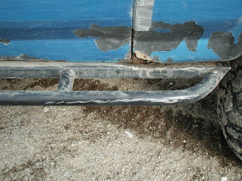1985 Ford Bronco - Put the left rock slider to good use on 6' under.