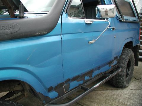 1985 Ford Bronco - Coming up Can-Opener, I got to close to some brush, and there was a large stump hiding within.