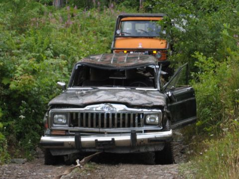 1985 Ford Bronco - Down at the main road and waiting for the trailer.