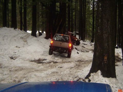 1985 Ford Bronco - Another truck heading up.