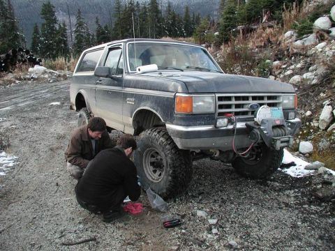 1985 Ford Bronco - Tracy broke a hub, so we took a break and Indir swapped it out for a new one.