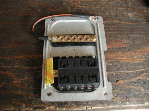 1990 Ford F-250 - Ground cable installed to the auxillary ground bar.