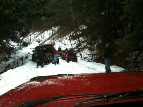 1990 Ford F-250 - He broke the right inner D44 shaft, so we snatched and winched my rear end so I was back on track.