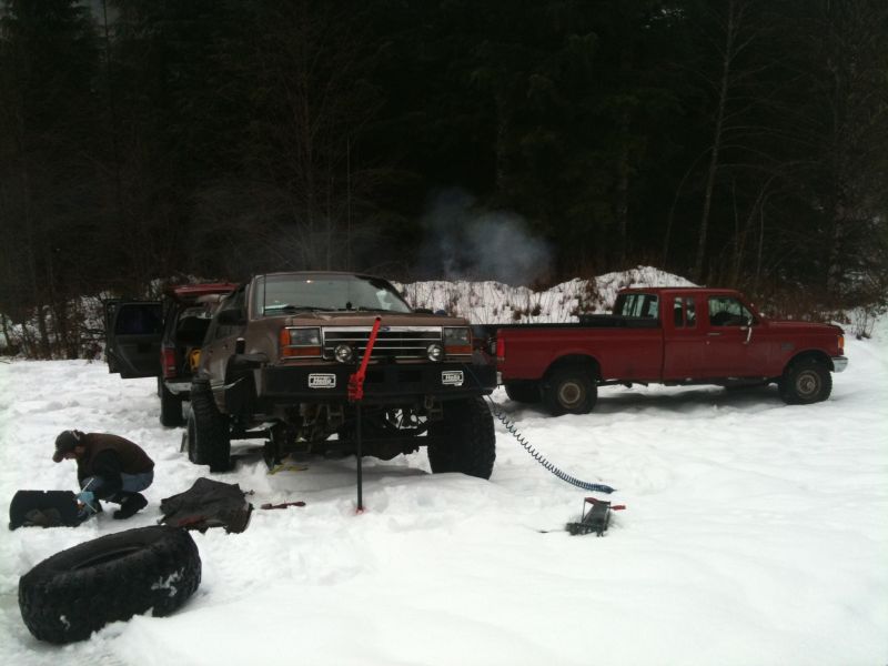 We went back down to the Mamaquam River for lunch, and Indir decided to swap out his axle shaft.