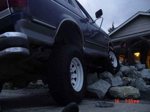 1987 Ford Bronco - look at all that flex, lol i almost made it more than two rocks up!!