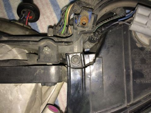 2002 Pontiac Grand Prix - Left clear corner light broken. Markings on the lens indicate that something my have bumped into the lens causing the breakage.