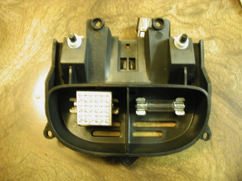 Automotive fuse box assembly with glass tube fuse and block fuse