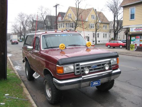 1989 Ford Bronco - you can see the new antennas and the new bug shield