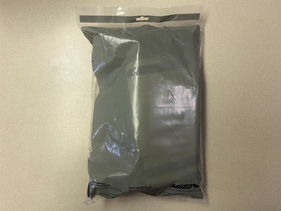 Gray plastic bag with car cover inside, text "Malra THE INSTALLER'S CHOICE".