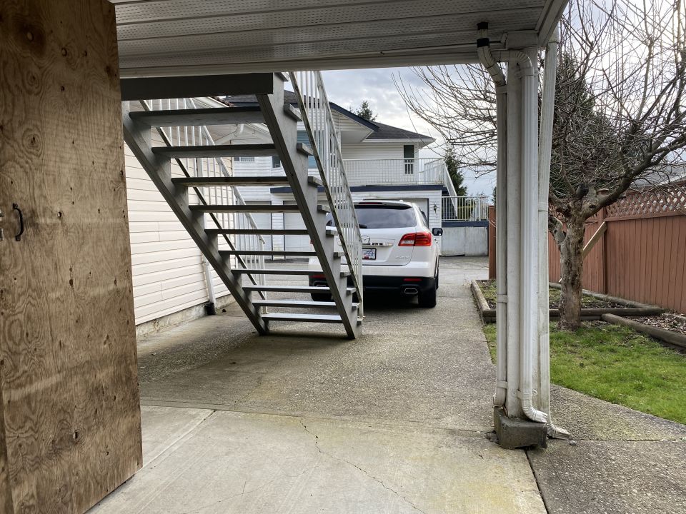 2009 Mazda CX-9 rear quarter view in a driveway