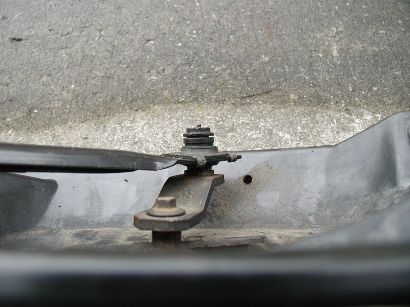 Side profile of the wiper motor end.