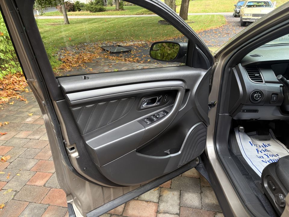 2001 Ford Crown Victoria photo