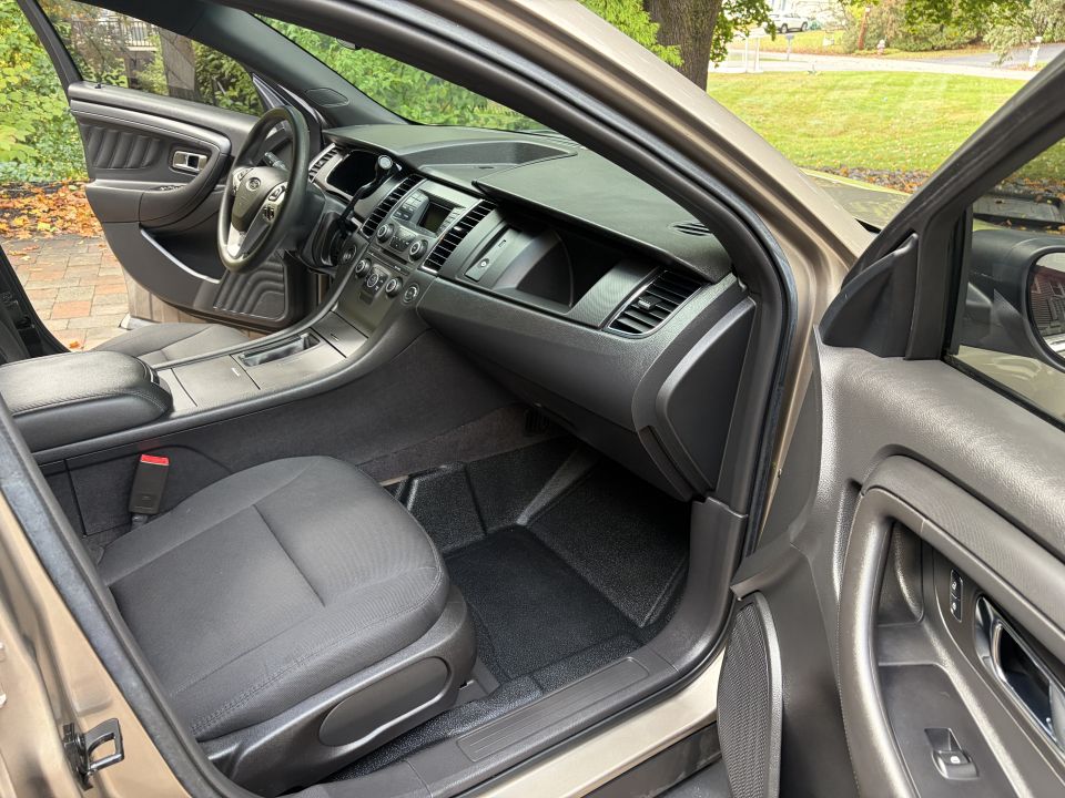 2001 Ford Crown Victoria photo