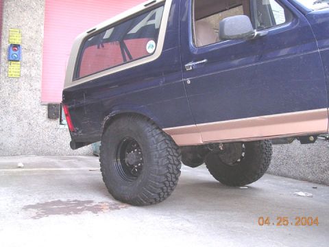 1994 Ford Bronco - the 40 is fully stuffed, and hitting the inside fender well. it clears perfectly around the fender as it stuffs tho, which is nice after th…