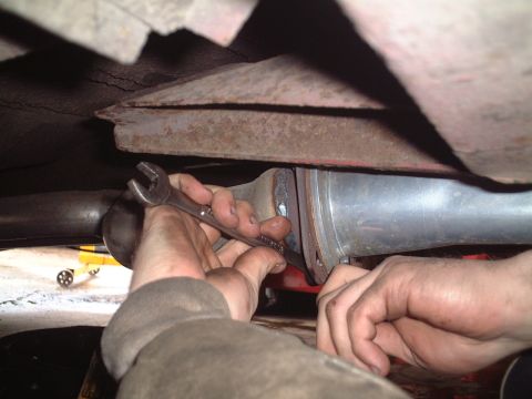 1967 Ford Galaxie - Removing bolts from the flanges on the headers