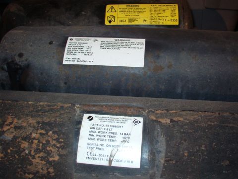 1983 Ford Bronco - 9.7L (2.57 gal) 20x7.5" @ 14 lbs 9.4L (2.49 gal) 25x6" @ 15 lbs Air tanks from Land Rover Range Rovers. 3 welded nuts on mounting…