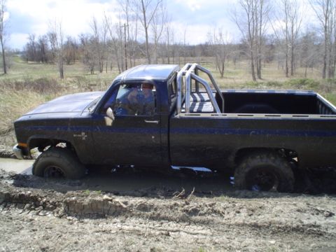 1981 Ford Bronco - and he gets pretty stuck. Bottomed out on both axles with opposite wheels spinning