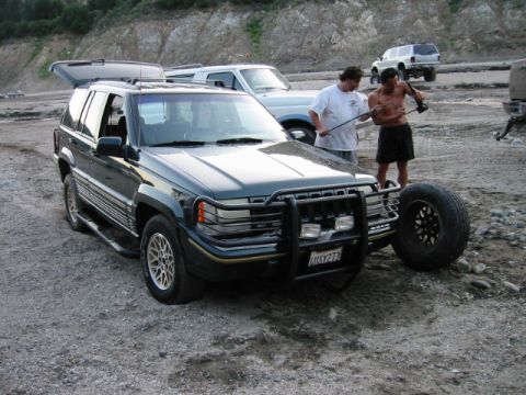 1985 Ford Bronco - those 2 were the owners and were drunk off of their asses. some how they floaded the interior with water, blew both front tire and almost r…