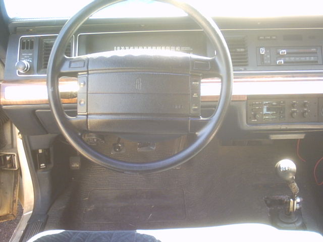 Dashboard through Lincoln-badged steering wheel with floor-mounted chrome ball shifter