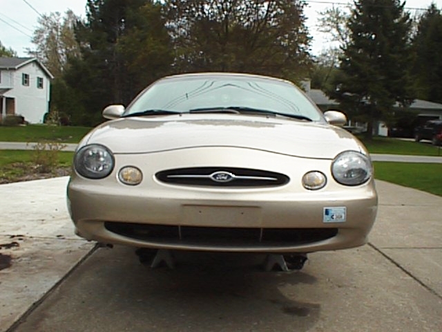Gold 1999 Ford Taurus front view