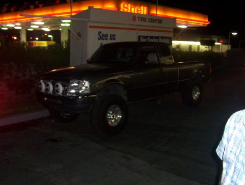 2000 Ford F-450 - This 2000 Ford F-450 pickup truck is parked at a gas station at night.