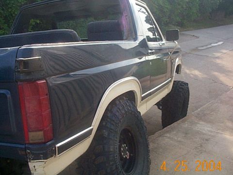 1986 Ford Bronco - This lifted 1986 Ford Bronco features a two-tone paint scheme and aggressive off-road tires.
