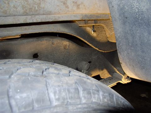 1986 Ford Bronco - Used a pre-existing frame hole to mount the air fill nipple inside the passenger's side rear wheelwell. Easy to get to, out of harms way an…